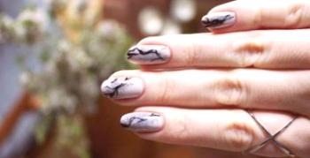 Мермерни маникирни лак: мермерни нокти, камени нокти. Како то учинити?
